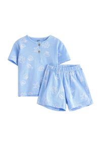 Ensemble deux pièces bleu clair comprenant un haut à manches courtes orné de motifs de coquillages blancs et un short assorti avec une taille élastique.