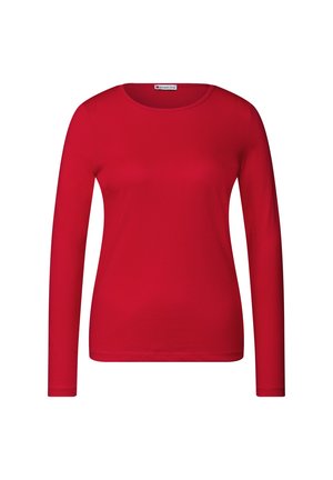 Chemise rouge à manches longues en tissu coton extensible. Elle présente un col rond, une silhouette ajustée et une texture lisse. Aucun motif ni accent visible.