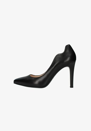 Chaussure à talon haut en cuir noir avec un bout pointu, une ligne supérieure courbée et un talon aiguille mince. Texture lisse avec une semelle intérieure neutre.