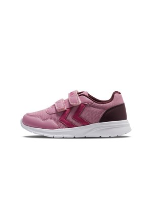 Kinderrosa Sneaker mit doppelten Klettverschlüssen, dunkelrosa Chevron-Akzenten, Mesh-Gewebe und weißer Gummisohle.