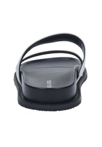 Sandali neri piatti con due cinghie sottili sovrapposte. Suola spessa e liscia con una leggera curvatura; design minimalista senza motivi visibili.