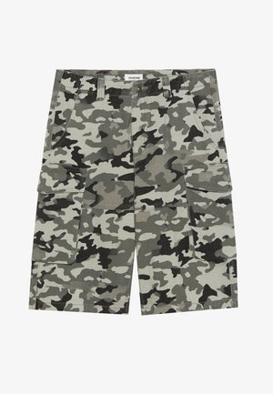 Kamuflasje cargo shorts i nyanser av grått og grønt, med flere lommer, knappelukking og robust tekstur.