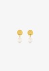 SHELL FAUX PEARL DROP EARRINGS - Korvakorut - gold-coloured