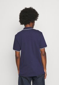 Lyle & Scott TIPPED - Polotričko - navy/white