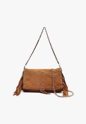 Bolso de ante con tachuelas plateadas, detalles de flecos y una correa de cadena para el hombro. El color es un tono marrón rico. Cierre con cremallera en la parte inferior.