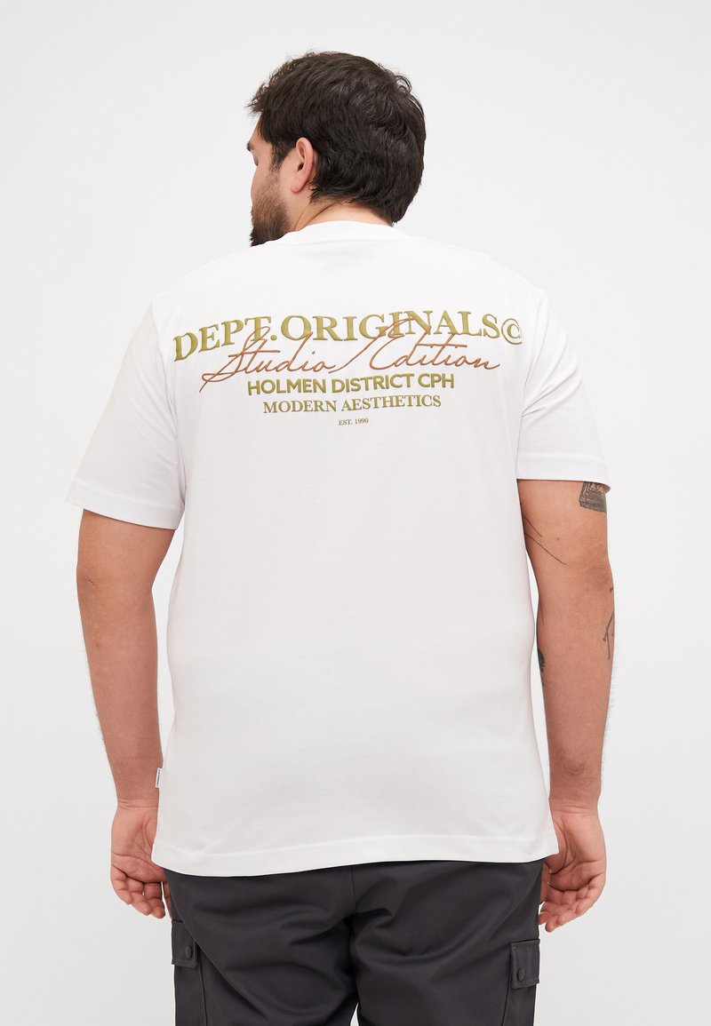 Camiseta blanca de manga corta con texto impreso en varios colores en la parte trasera, con un corte relajado y una textura de algodón suave.