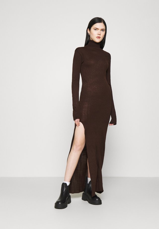 MAXI DRESS - Strikkjoler - brown