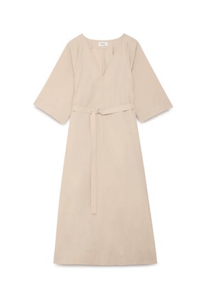 Robe midi beige avec manches larges trois-quarts, encolure en V, et une fine ceinture avec une petite boucle métallique à la taille.