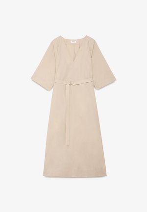 Vestido midi beige con mangas anchas de tres cuartos, escote en V y un cinturón fino con una pequeña hebilla metálica en la cintura.