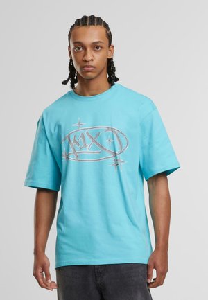 Šviesiai mėlynas medvilninis t-shirt su apvalia kaklo iškirpte ir trumpomis rankovėmis, priekyje turi sidabrinį grafikos logotipą su žvaigždėmis.