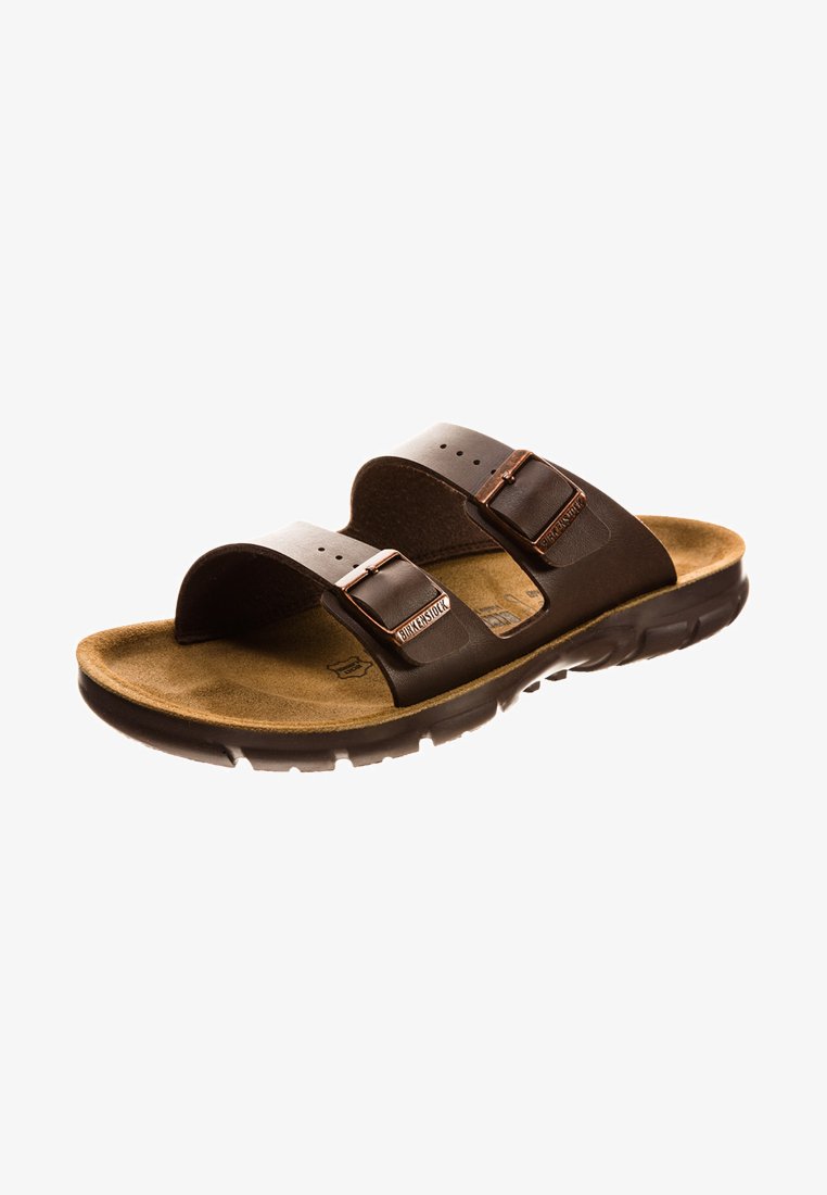 Sandali in pelle marrone con due cinturini regolabili, soletta testurizzata e suola imbottita. Presenta accessori in bronzo.