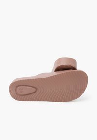 Sandal in gomma rosa chiaro con una fascia testurizzata e suola scanalata. Taglia 36 contrassegnata sul fondo. Finitura liscia e design aperto.