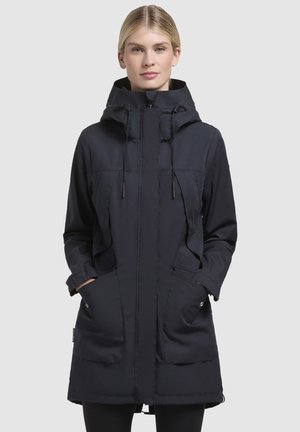 Marinblå parkas med huva, frontdragkedja, två stora sidofickor, justerbara dragsnören och en något längre bakstuss.