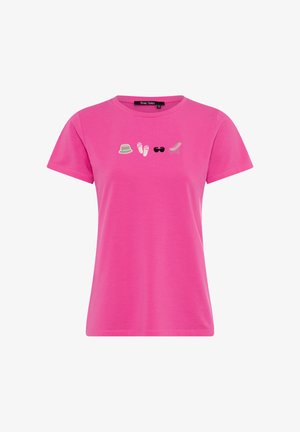 Rosa T-Shirt mit Rundhalsausschnitt, das kleine Symbole eines Bucket-Huts, Flip-Flops, einer Sonnenbrille und eines Liegestuhls über der Brust zeigt.