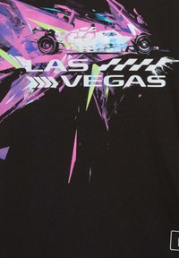 Diseño abstracto vibrante en rosa, púrpura y verde con un auto de carrera y el texto "Las Vegas" sobre un fondo negro.