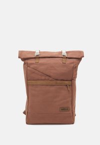 Rolltop rugzak in terracottakleurige canvas met een gestructureerde afwerking, leren accenten, twee zilveren gespen en een voorzak met rits.