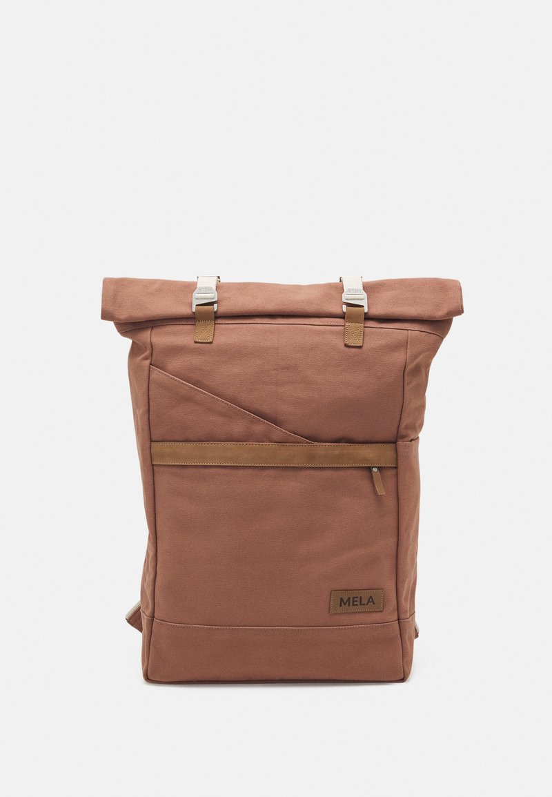 Rolltop rugzak in terracottakleurige canvas met een gestructureerde afwerking, leren accenten, twee zilveren gespen en een voorzak met rits.
