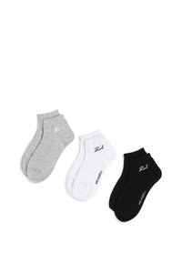 Trys poros kulkšnių kojinių: pilkos, baltos ir juodos. Kiekvienos iš jų yra minkšta, tampri medžiaga, žema konstrukcija ir nedidelis logotipas šone.