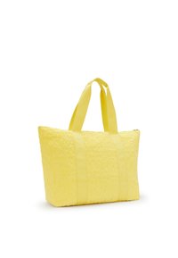 Gul tote bag med tekstureret blomsterdesign, der har to brede stofhåndtag og en lynlåslukning øverst for sikker opbevaring.
