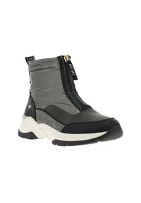 Bottines noires et grises avec une tige rembourrée, fermeture éclair à l'avant et une semelle épaisse blanche. Présente des accents texturés et un marquage.