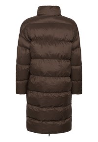 Hnedý nadýchaný kabát s vysokým golierom, horizontálnym prešitím, dlhými rukávmi a strednou dĺžkou. Hladký, lesklý povrch s detailom na zips.