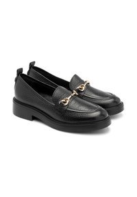 Czarne skórzane mokasyny o teksturowanym wykończeniu, z akcentem w postaci złotego łańcucha i grubą czarną podeszwą, zaprojektowane z myślą o komforcie i stylu.