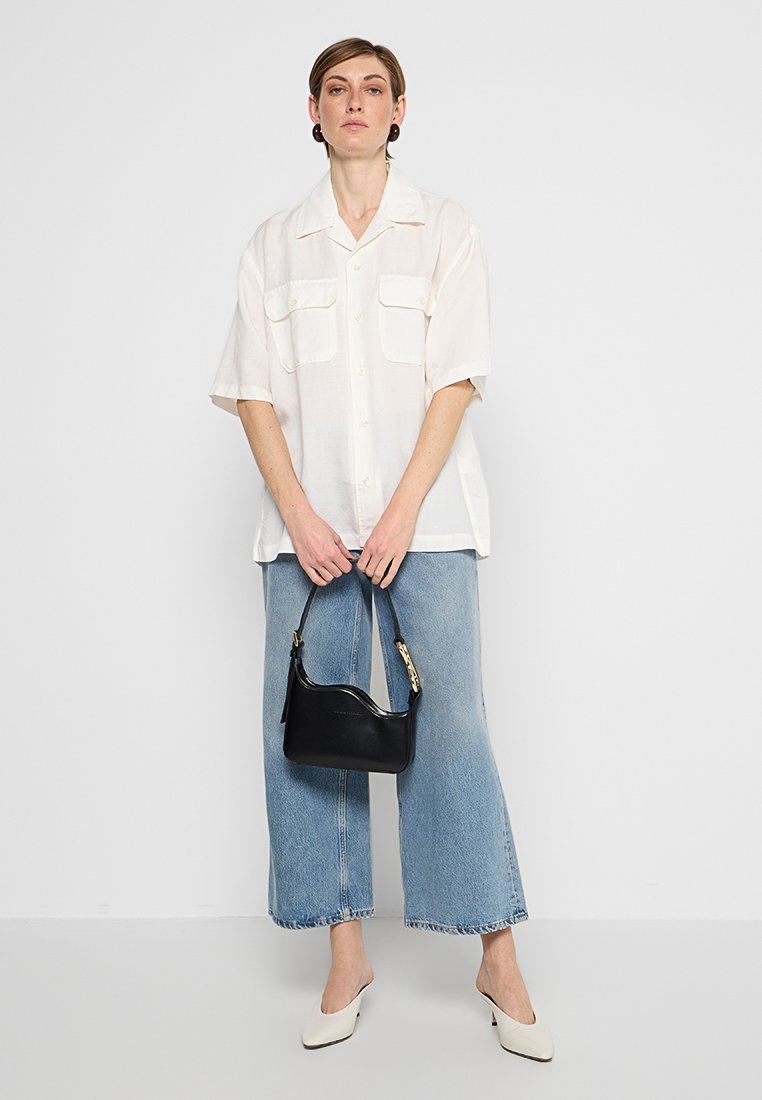 RELAXED FIT