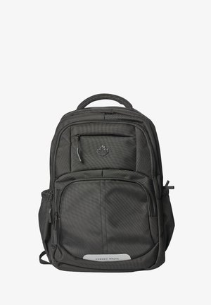 Mochila negra de la marca Koroshi con múltiples compartimentos con cremallera, bolsillo lateral, asa superior y pequeño logo de hoja en el bolsillo delantero.