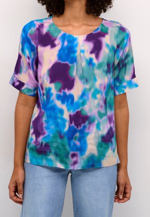 Korte mouwen blouse met kleurrijk tie-dye patroon in blauw-, paars- en groentinten. Gladde stof, ronde halslijn en een subtiele plooi-detail.