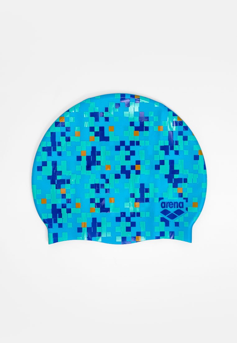 Gorro de natación de silicona azul con diseño pixelado en tonos de azul, verde azulado y naranja. Presenta el logo de "arena" en azul en la parte inferior.