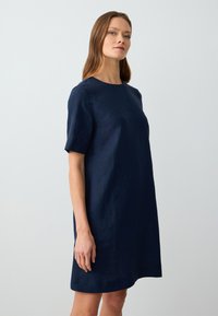 Marineblaues Leinenkleid mit kurzen Ärmeln, runder Ausschnitt und lockerer Passform. Es hat eine glatte Textur und einen knielangen Saum.