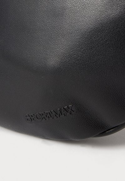 Surface en cuir noir texturé avec le nom de la marque Sportmax embossé près du bord sur un fond blanc.