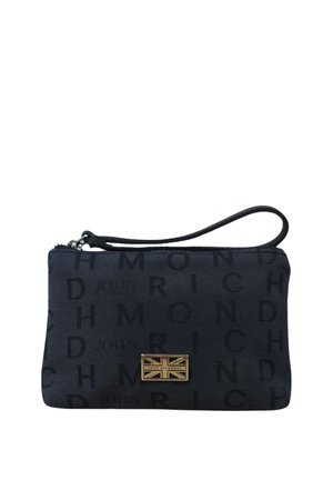 Piccola borsa da polso nera con testo ripetuto "John Richmond" e una targhetta logo rettangolare dorata con design Union Jack.