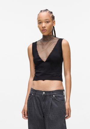 Schwarzes Cropped-Top mit tiefem V-Ausschnitt und durchsichtigem Mesh-Hochkragen. Der Stoff ist glatt, hat eine figurbetonte Passform und keine sichtbaren Verschlüsse.