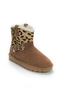 Botín de ante marrón con parte superior de tejido de estampado de leopardo, forro de piel sintética blanca y hebilla decorativa dorada en el lateral. Suela de goma plana.