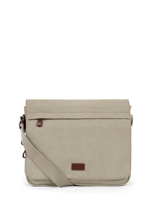 Sac messager en toile beige avec bandoulière réglable et détails en cuir marron sur la tirette de la fermeture éclair et la pièce frontale.