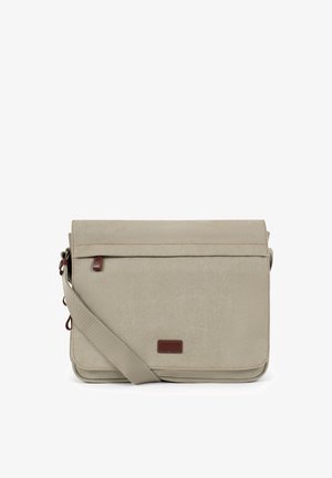 Sac messager en toile beige avec bandoulière réglable et détails en cuir marron sur la tirette de la fermeture éclair et la pièce frontale.