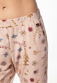 Lichtroze bloemenbroek met een zachte textuur, voorzien van blauwe, gele en bordeauxrode patronen. Elastische tailleband met een klein strikdetail.