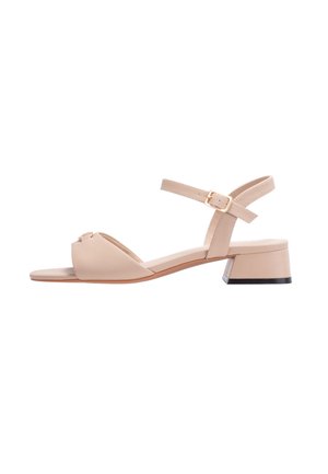 Beige Absatzsandalen mit einem offenen Zehenbereich, Knöchelriemen und kleinem Blockabsatz. Hergestellt aus glattem synthetischem Material mit minimalistischen Design.