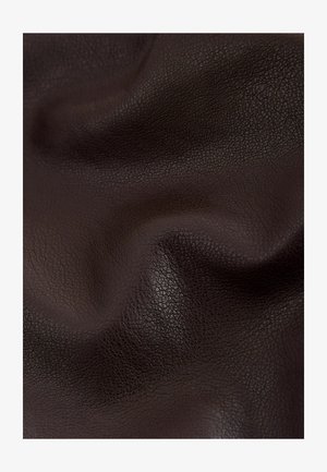Cuir texturé brun foncé avec une surface légèrement ondulée, montrant de fins motifs de grain et un éclat subtil. Matériau doux et flexible.