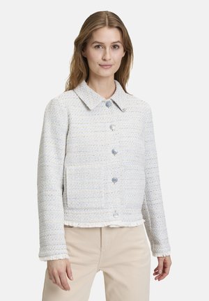 Texturierte, hellblaue und weiße Kurzjacke mit Knopfleiste, Kragen und fransigem Saum. Verfügt über seitliche Taschen und lange Ärmel.