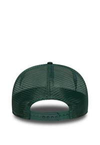 Zaļš acu sietiņa beisbola cepure ar plastikāta aizdari, ar noapaļotu kroni un izliekto vizu, teksturētu virsmu un ventilācijas caurumiem.