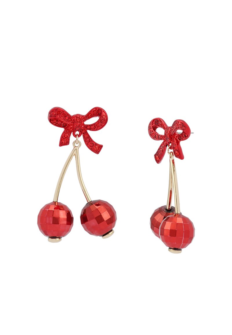 Czerwone kolczyki w kształcie kokard z czerwonych cyrkonii, z wiszącymi złotymi pręcikami i dwoma fasetowanymi czerwonymi koralikami w kształcie wiśni na każdym kolczyku.