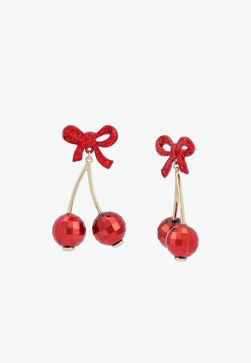 Czerwone kolczyki w kształcie kokard z czerwonych cyrkonii, z wiszącymi złotymi pręcikami i dwoma fasetowanymi czerwonymi koralikami w kształcie wiśni na każdym kolczyku.