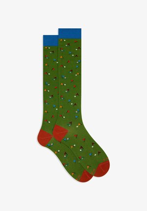 Calzini verdi con triangoli di vari colori e puntini bianchi, con un risvolto blu e dettagli arancioni sul tallone e sulla punta. Materiale in misto cotone.