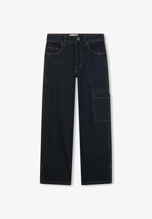 Jean en denim bleu foncé à jambes larges avec poches cargo devant et sur les côtés, passants pour ceinture et coutures contrastantes.