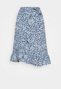 Blå blommig omlottskjol med vita och ljusblå blommor, volangkant och knytmidja. Tillverkad av lättviktig tyg med en texturerad yta.