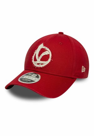 Rote verstellbare Baseballkappe mit ausgefranstem, weiß besticktem Logo auf der Vorderseite und New Era Markenetikett an der Seite und am Schirm.