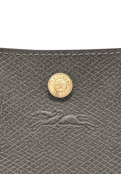 Graue, strukturierte Lederhandtasche mit goldfarbenem Logo-Button und geprägt Design eines Pferdes. Klare Nahtlinien sind sichtbar.