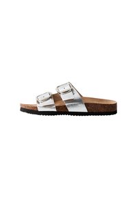 Sandalias de slide metálicas plateadas con dos correas ajustables de hebilla, una plantilla de corcho y una suela exterior de goma negra texturizada.